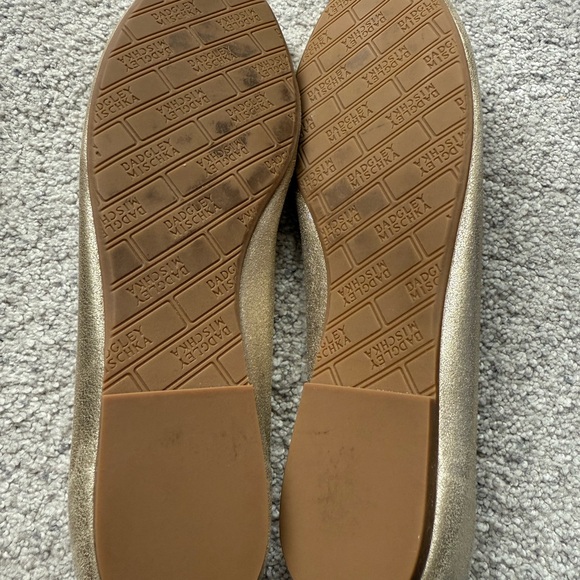 Size 8.5 Badgley Mischka Women's Gold Flats - Picture 3 of 4